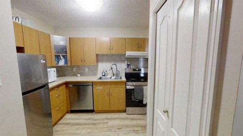 302-4210 20 Avenue South, Lethbridge, AB - Indoor Photo Showing Kitchen