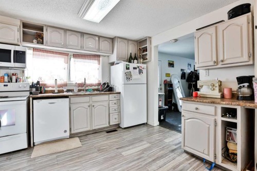 1019 7 Street North, Lethbridge, AB - Indoor Photo Showing Kitchen