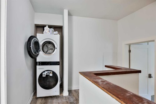 1019 7 Street North, Lethbridge, AB - Indoor Photo Showing Laundry Room