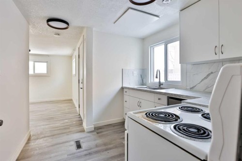 1019 7 Street North, Lethbridge, AB - Indoor Photo Showing Kitchen