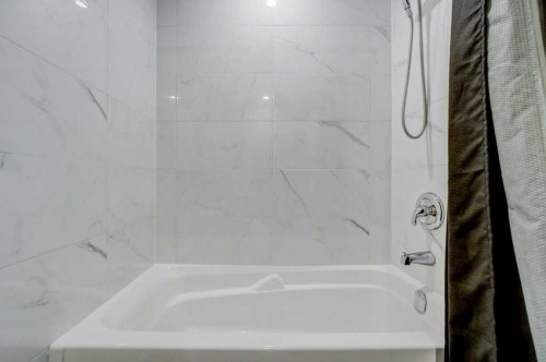 2-458 Highlands Boulevard West, Lethbridge, AB - Indoor Photo Showing Bathroom