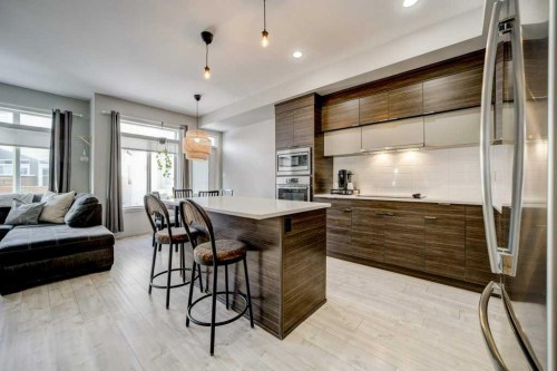 2-458 Highlands Boulevard West, Lethbridge, AB - Indoor Photo Showing Kitchen With Upgraded Kitchen
