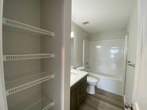 4229 57 Street, Taber, AB - Indoor Photo Showing Bathroom