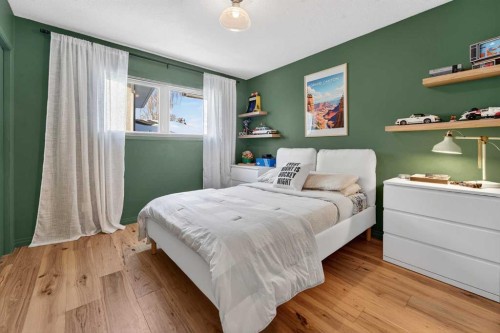 39 Wildwood Crescent West, Lethbridge, AB - Indoor Photo Showing Bedroom