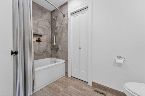 39 Wildwood Crescent West, Lethbridge, AB - Indoor Photo Showing Bathroom