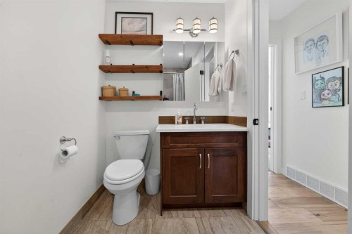39 Wildwood Crescent West, Lethbridge, AB - Indoor Photo Showing Bathroom