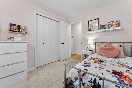 39 Wildwood Crescent West, Lethbridge, AB - Indoor Photo Showing Bedroom