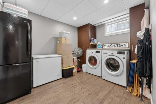 39 Wildwood Crescent West, Lethbridge, AB - Indoor Photo Showing Laundry Room
