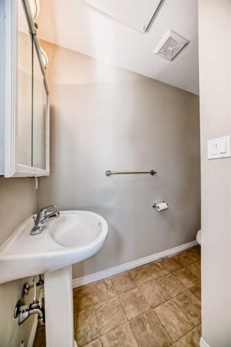 33 Meadowlark Boulevard North, Lethbridge, AB - Indoor Photo Showing Bathroom