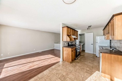 33 Meadowlark Boulevard North, Lethbridge, AB - Indoor Photo Showing Kitchen