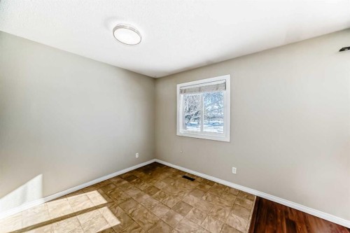 33 Meadowlark Boulevard North, Lethbridge, AB - Indoor Photo Showing Other Room
