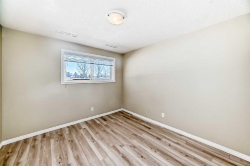 33 Meadowlark Boulevard North, Lethbridge, AB - Indoor Photo Showing Other Room
