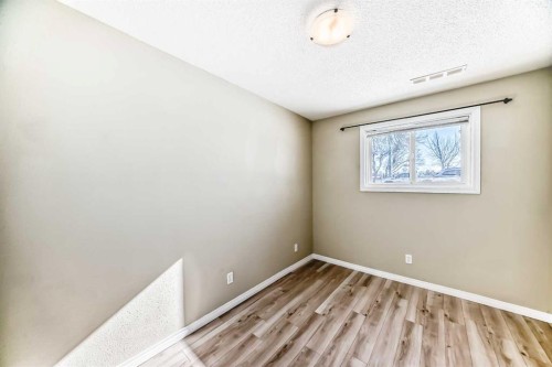 33 Meadowlark Boulevard North, Lethbridge, AB - Indoor Photo Showing Other Room