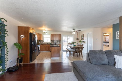 167 Chippewa Crescent West, Lethbridge, AB - Indoor Photo Showing Living Room