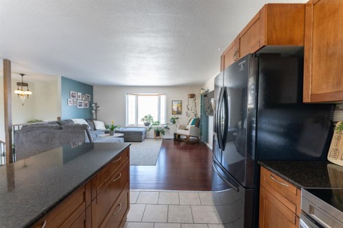 167 Chippewa Crescent West, Lethbridge, AB - Indoor Photo Showing Kitchen