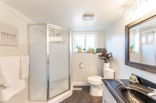 167 Chippewa Crescent West, Lethbridge, AB - Indoor Photo Showing Bathroom