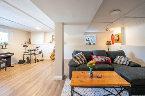167 Chippewa Crescent West, Lethbridge, AB - Indoor Photo Showing Living Room