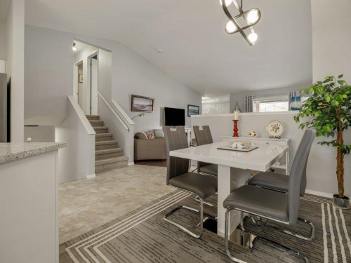 61 Rivercrest Court West, Lethbridge, AB - Indoor Photo Showing Dining Room