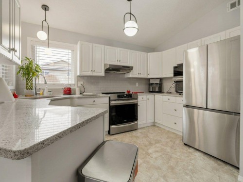 61 Rivercrest Court West, Lethbridge, AB - Indoor Photo Showing Kitchen