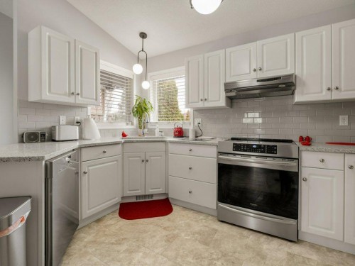 61 Rivercrest Court West, Lethbridge, AB - Indoor Photo Showing Kitchen
