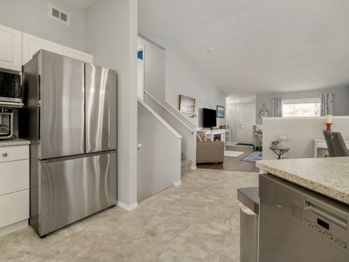61 Rivercrest Court West, Lethbridge, AB - Indoor Photo Showing Kitchen