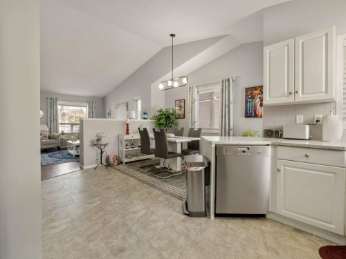 61 Rivercrest Court West, Lethbridge, AB - Indoor Photo Showing Kitchen