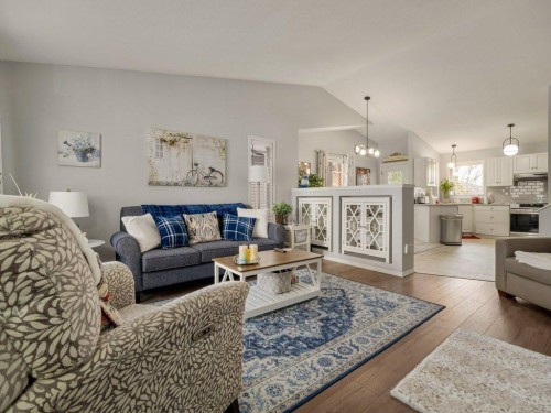 61 Rivercrest Court West, Lethbridge, AB - Indoor Photo Showing Living Room