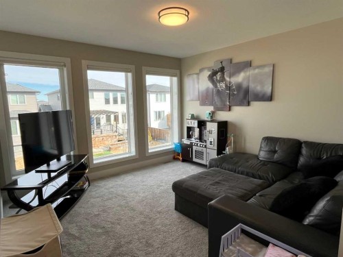 642 Moonlight Lane West, Lethbridge, AB - Indoor Photo Showing Living Room