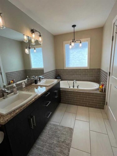 642 Moonlight Lane West, Lethbridge, AB - Indoor Photo Showing Bathroom