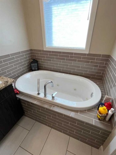 642 Moonlight Lane West, Lethbridge, AB - Indoor Photo Showing Bathroom