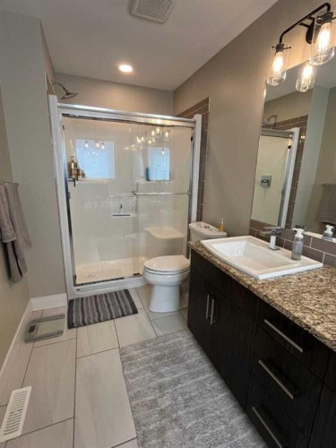 642 Moonlight Lane West, Lethbridge, AB - Indoor Photo Showing Bathroom