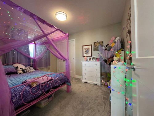 642 Moonlight Lane West, Lethbridge, AB - Indoor Photo Showing Bedroom