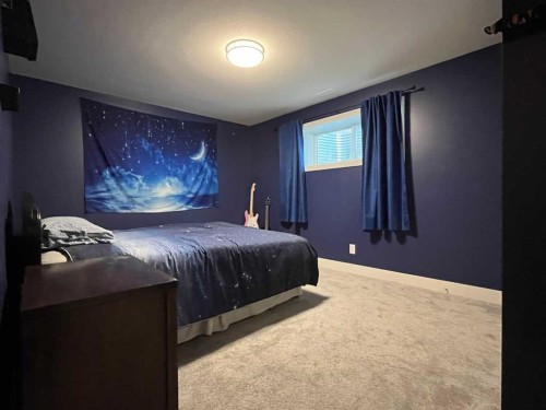 642 Moonlight Lane West, Lethbridge, AB - Indoor Photo Showing Bedroom