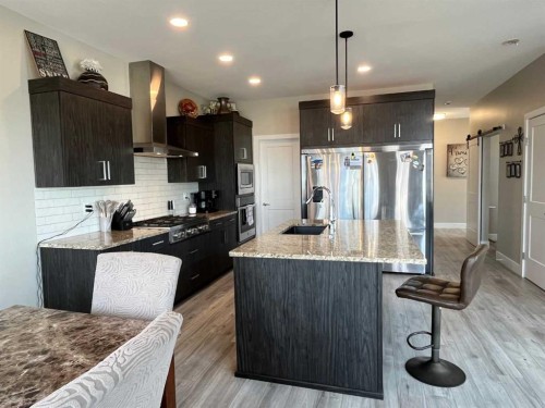 642 Moonlight Lane West, Lethbridge, AB - Indoor Photo Showing Kitchen With Upgraded Kitchen