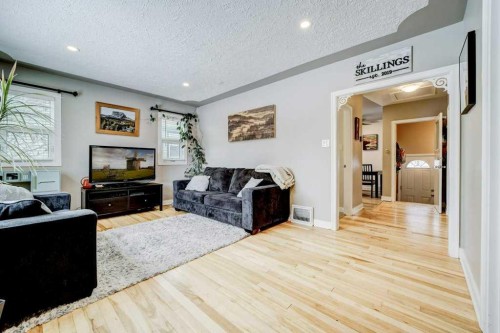 1112 17 Street South, Lethbridge, AB - Indoor Photo Showing Living Room