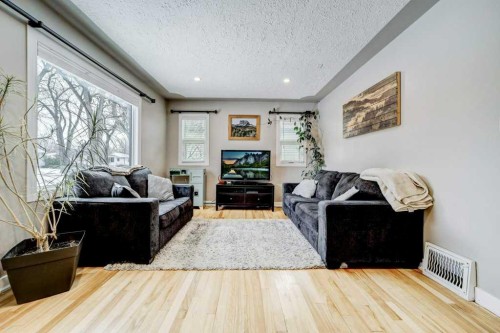 1112 17 Street South, Lethbridge, AB - Indoor Photo Showing Living Room