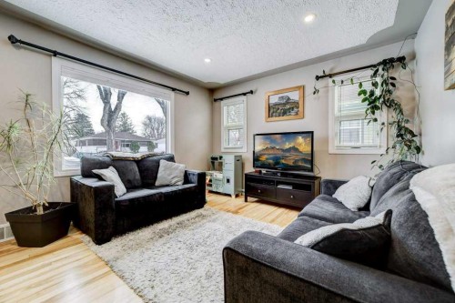 1112 17 Street South, Lethbridge, AB - Indoor Photo Showing Living Room