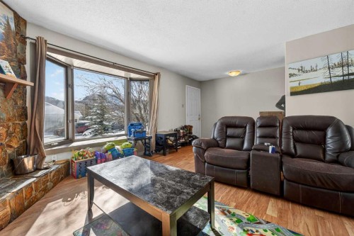 7705 24 Avenue, Coleman, AB - Indoor Photo Showing Living Room