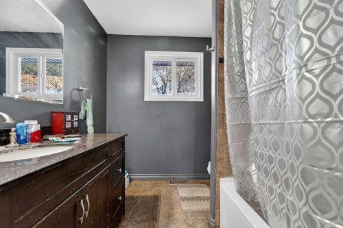 7705 24 Avenue, Coleman, AB - Indoor Photo Showing Bathroom