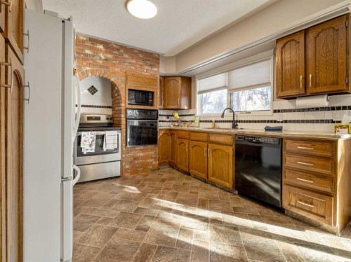 51 Tudor Boulevard South, Lethbridge, AB - Indoor Photo Showing Kitchen