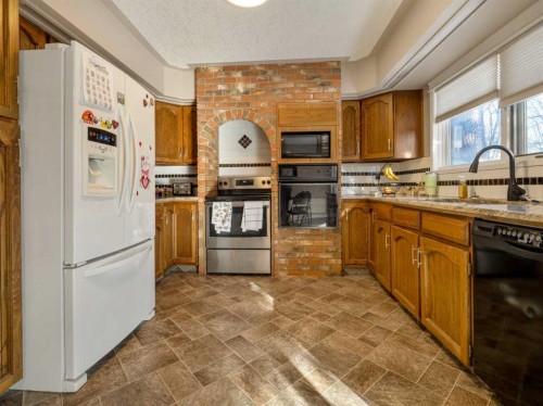 51 Tudor Boulevard South, Lethbridge, AB - Indoor Photo Showing Kitchen With Double Sink