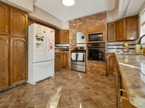 51 Tudor Boulevard South, Lethbridge, AB - Indoor Photo Showing Kitchen