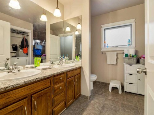 51 Tudor Boulevard South, Lethbridge, AB - Indoor Photo Showing Bathroom
