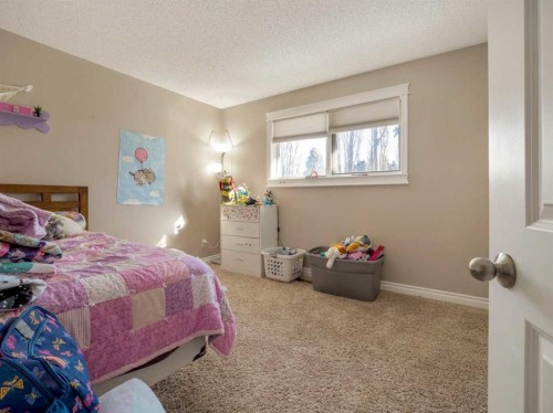 51 Tudor Boulevard South, Lethbridge, AB - Indoor Photo Showing Bedroom