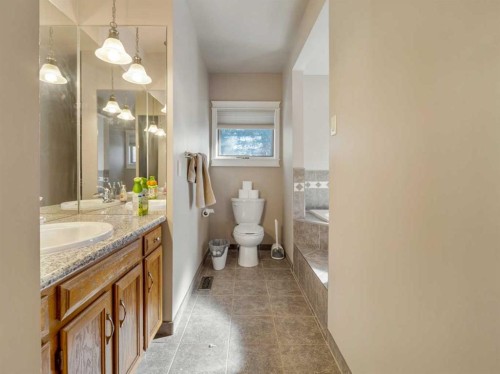 51 Tudor Boulevard South, Lethbridge, AB - Indoor Photo Showing Bathroom