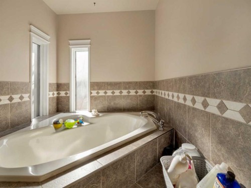 51 Tudor Boulevard South, Lethbridge, AB - Indoor Photo Showing Bathroom