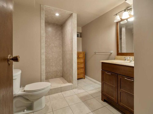 51 Tudor Boulevard South, Lethbridge, AB - Indoor Photo Showing Bathroom