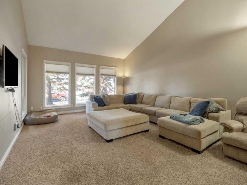 51 Tudor Boulevard South, Lethbridge, AB - Indoor Photo Showing Living Room