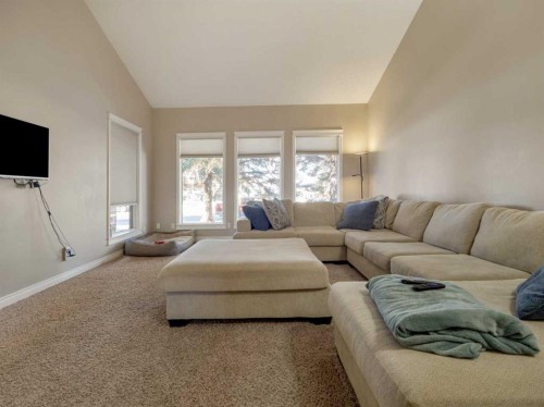 51 Tudor Boulevard South, Lethbridge, AB - Indoor Photo Showing Living Room