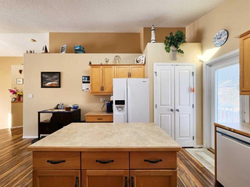 52 Squamish Crescent West, Lethbridge, AB - Indoor Photo Showing Kitchen